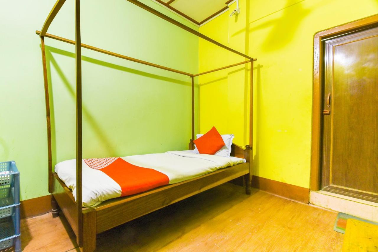 Oyo 70566 Hotel Aalo Along Luaran gambar